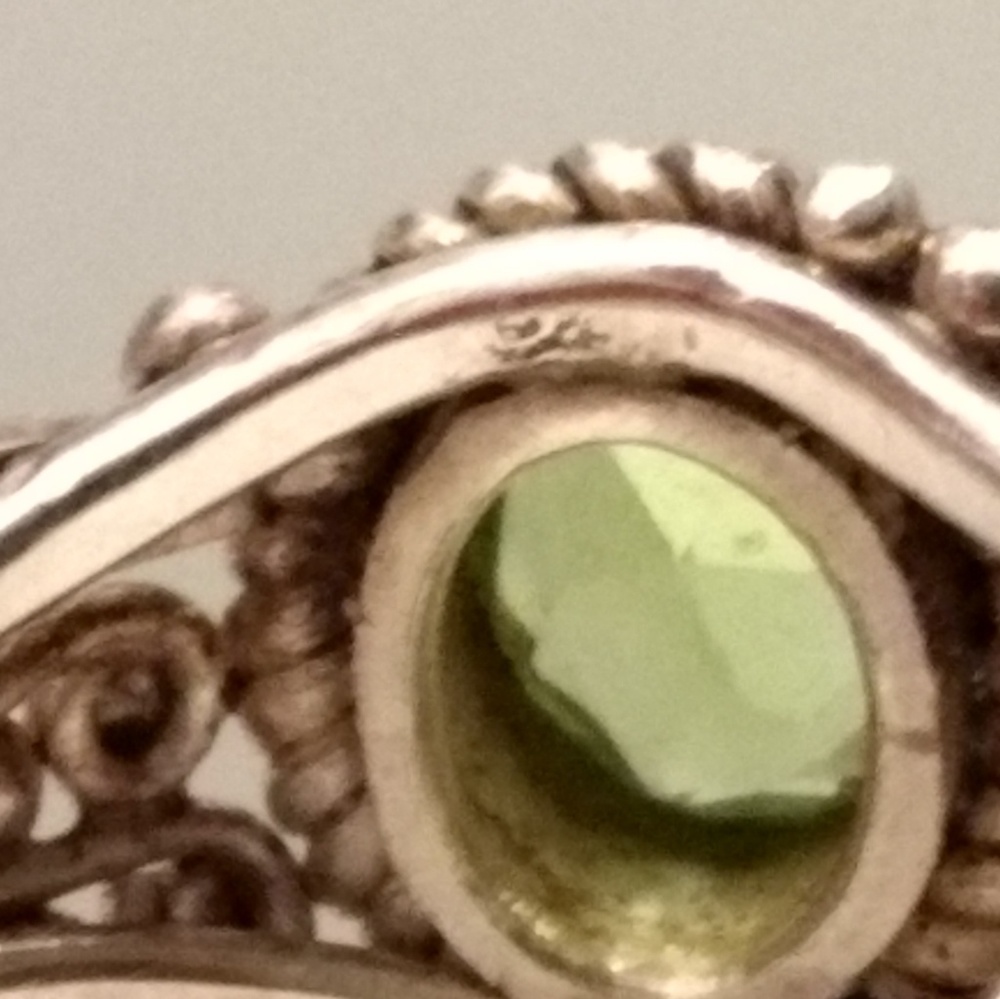 Vintage Sterling Silver & Peridot Ring- Size 7 - Picture 3 of 6